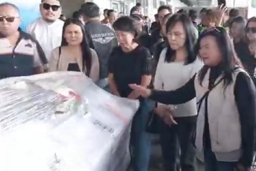 Isak Tangis Iringi Kedatangan Jenazah Pramugari Pesawat ATR 42-500 Florencia di Manado