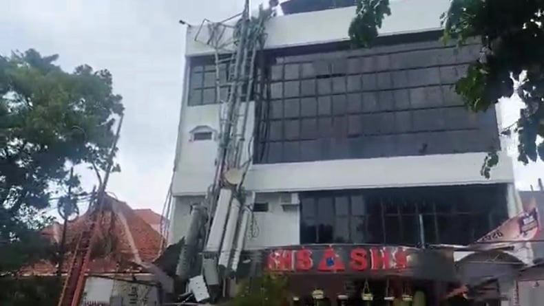 Tower Provider di Atap Sekolah Perhotelan Surabaya Roboh, Siswa dan Staf Pengajar Dievakuasi
