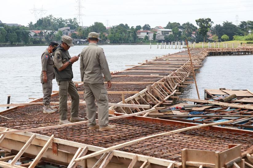 Ilegal, Jogging Track Berdiri di Atas Situ 7 Muara Depok Dibongkar - Bagian 1