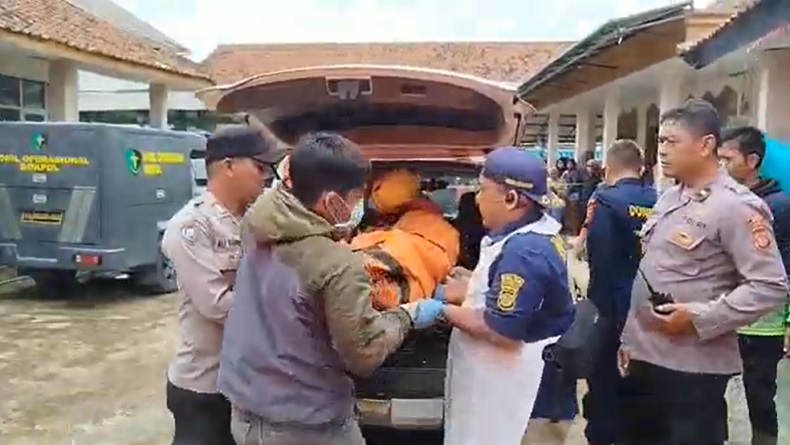 Pilu! Jasad Nenek dan Cucu Ditemukan Berpelukan Tertimbun Longsor Cisarua Bandung Barat