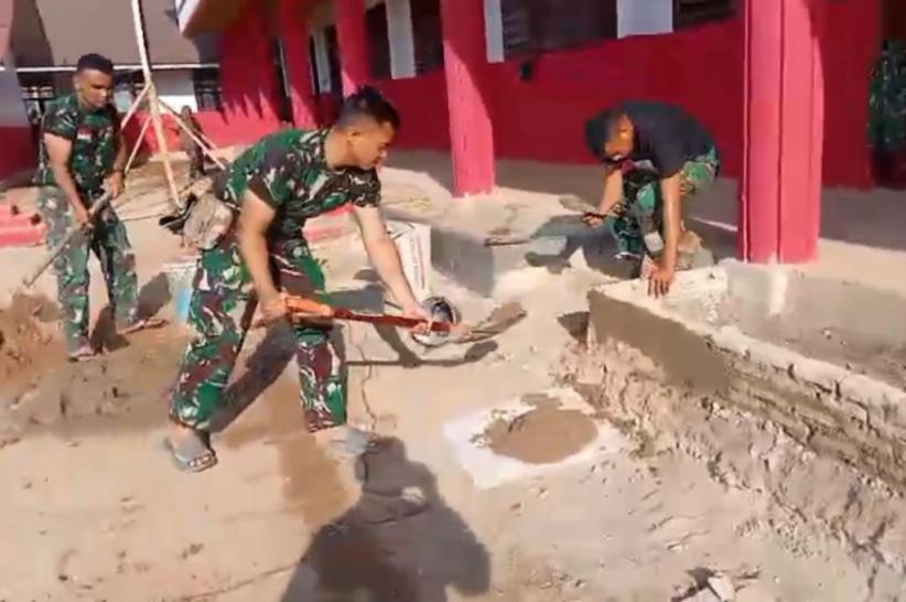 TNI AD Bantu Bersihkan Sekolah Terdampak Bencana di Tapteng dan Tapsel