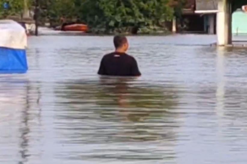 Sudah 10 Hari Banjir Rendam Karawang, Ketinggian Air Masih 1,5 Meter di Telukjambe Barat