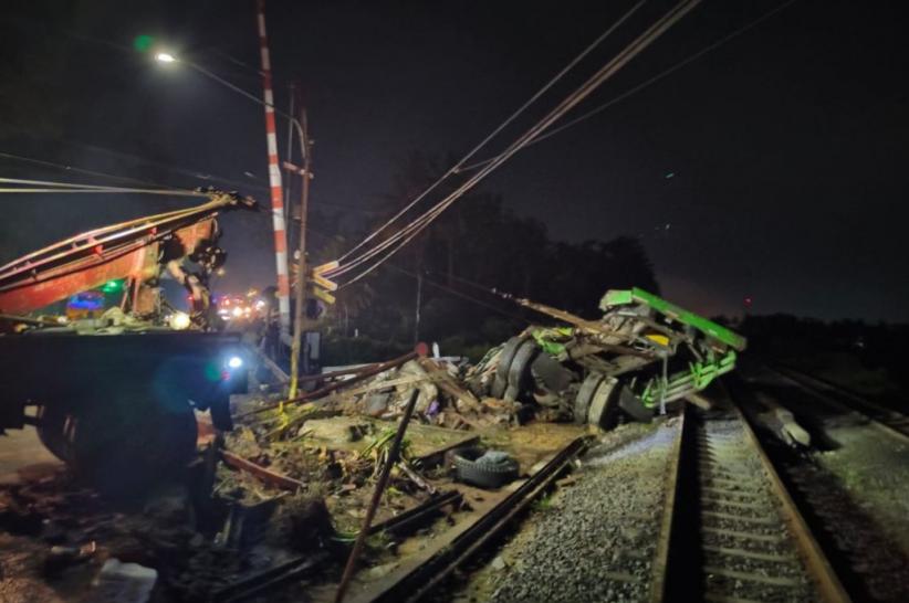 Kecelakaan Kereta Tabrak Truk di Kebumen Tewaskan 1 Orang, 21 Perjalanan KA Terganggu