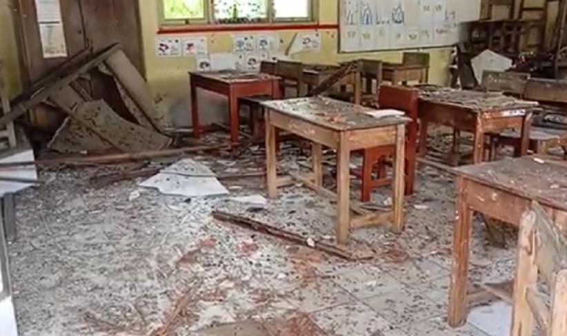 Plafon SDN Kramat 1 Bangkalan Ambruk, Siswa Panik Nangis Histeris