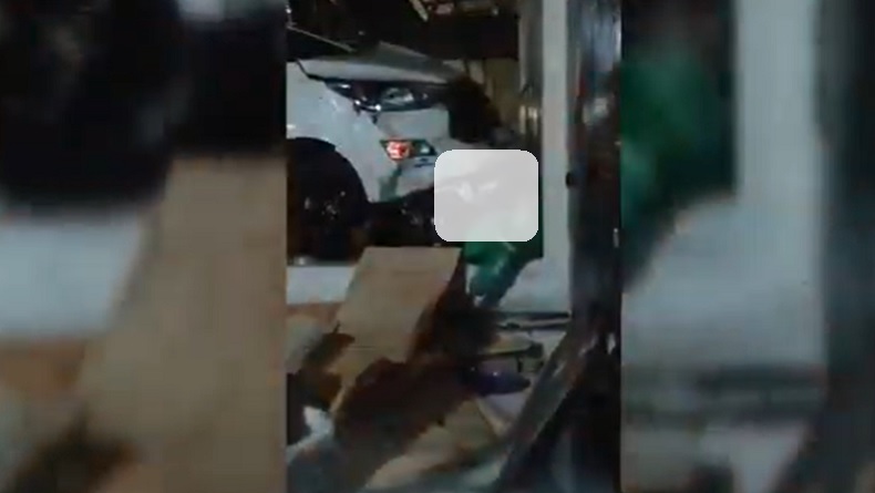 Evakuasi Driver Ojol Tewas Ditabrak Innova di Gowa Dramatis, Korban Terjepit