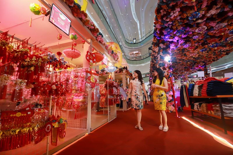 Sambut Imlek 2026, Pusat Perbelanjaan Dihiasi Lampion dan Ribuan Bunga  - Bagian 3