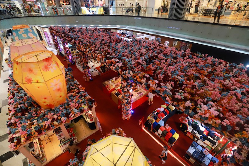 Sambut Imlek 2026, Pusat Perbelanjaan Dihiasi Lampion dan Ribuan Bunga  - Bagian 2