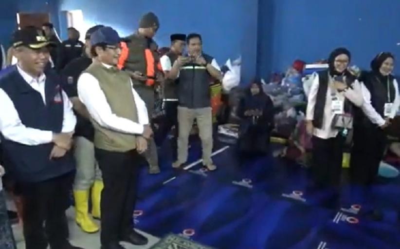 Menag Salurkan Bantuan Setengah Miliar untuk Guru Madrasah dan Siswa Terdampak Longsor Cisarua