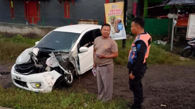 Nekat Melintas meski Palang Pintu Ditutup, Mobil Ringsek Ditabrak Kereta di Cilacap