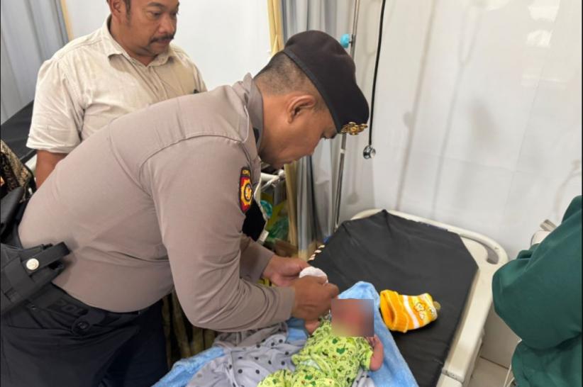 Lumajang Geger! Bayi ditemukan di Kolong Meja Warung, Polisi Gerak Cepat Evakuasi