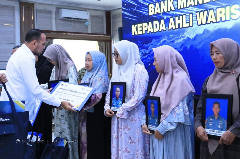 Penyerahan Santunan untuk Keluarga Prajurit Marinir Korban Longsor di Bandung Barat - Bagian 2