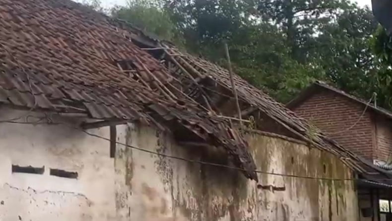 Angin Kencang Terjang 3 Desa di Jombang, Belasan Rumah Rusak