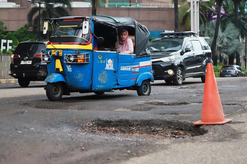 Jalanan Jakarta Rusak Parah, Pengendara Diimbau Hati-Hati - Bagian 1