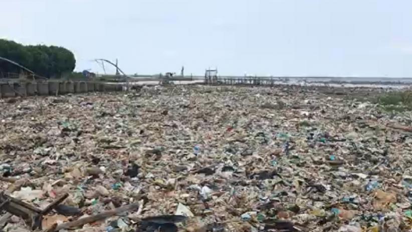 Pantai Kesenden Cirebon Terkubur Sampah Kiriman Banjir, Muncul Daratan Baru