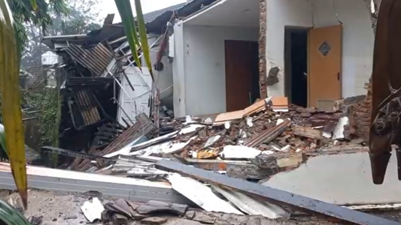 Talud Ambrol, 2 Rumah di Kompleks Villa Payung Indah Semarang Rusak Parah