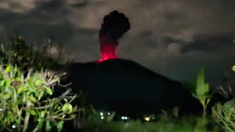 Gunung Marapi Meletus Hebat Muntahkan Kolom Abu 3.000 Meter, Warga Dikejutkan Dentuman Keras