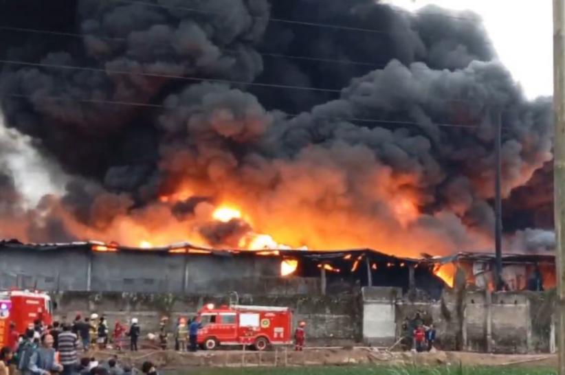 Kebakaran Pabrik Plastik di Bandung, Bangunan Gudang Hangus Dilalap Api