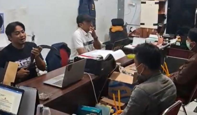 Wali Murid Penganiaya Guru MI di Sampang Ditangkap, Polisi Sita Celurit