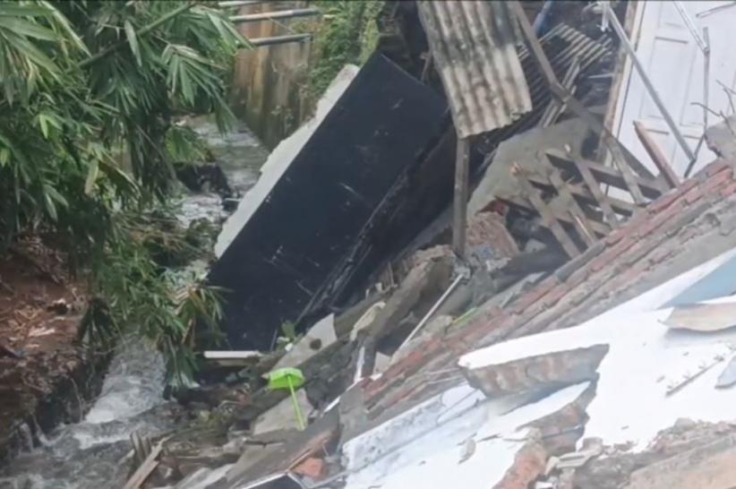 3 Rumah Warga di Bantaran Sungai Terbawa Longsor di Banyumanik Semarang