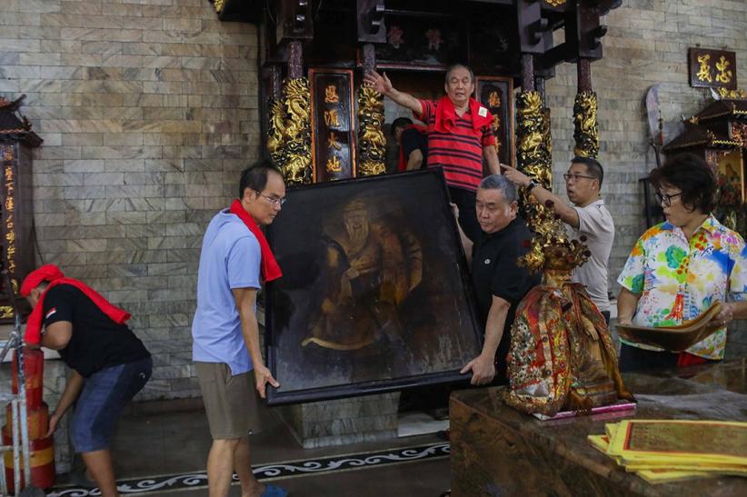 Ritual Cuci Patung Dewa Jelang Imlek Berlangsung Khusyuk - Bagian 5