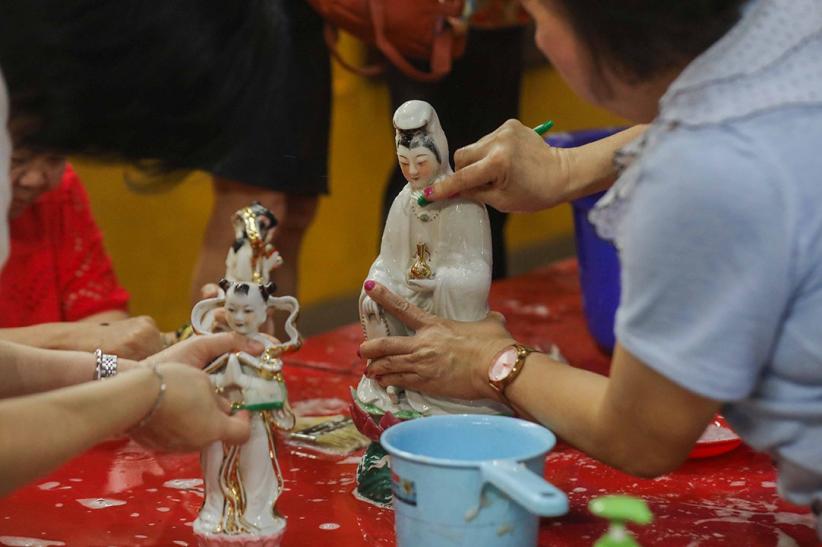 Ritual Cuci Patung Dewa Jelang Imlek Berlangsung Khusyuk - Bagian 7