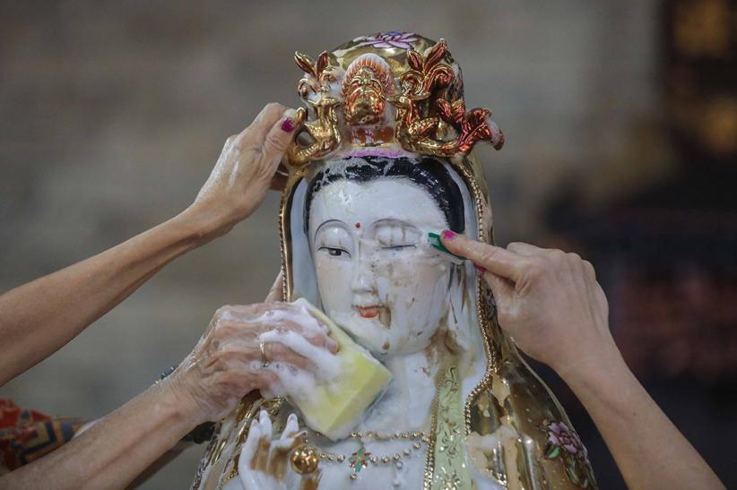 Ritual Cuci Patung Dewa Jelang Imlek Berlangsung Khusyuk - Bagian 4