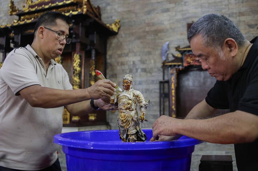 Ritual Cuci Patung Dewa Jelang Imlek Berlangsung Khusyuk - Bagian 3