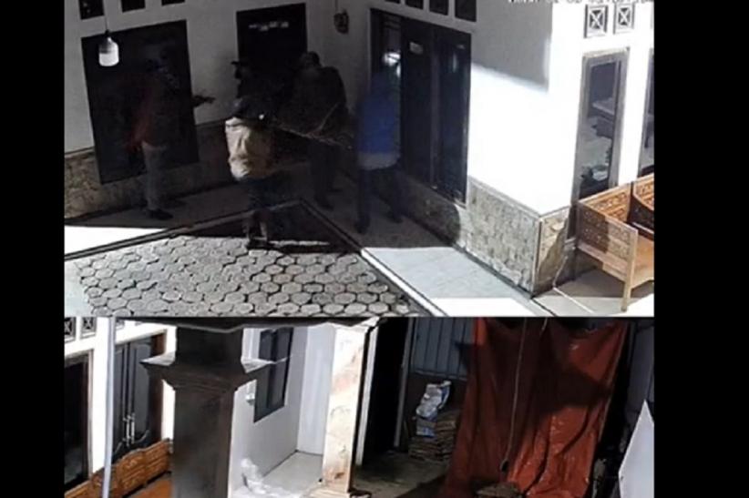 Terekam CCTV, Kawanan Rampok Bersenjata Satroni Rumah Juragan Salak di Banjarnegara
