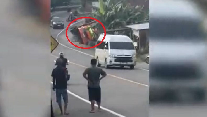 Truk Beras Tak Kuat Menanjak di Pinrang, Meluncur Mundur hingga Terbalik Timpa Rumah Warga