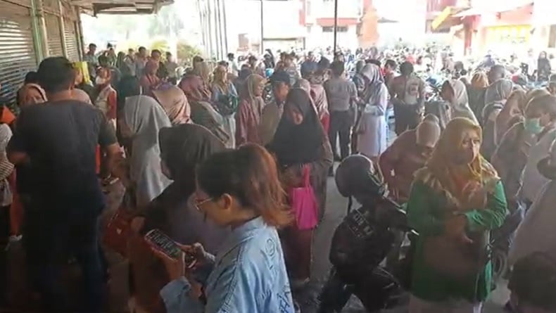 Resah, Ratusan Nasabah Geruduk Kantor Bank Cirebon Usai Izin Usaha Dicabut OJK