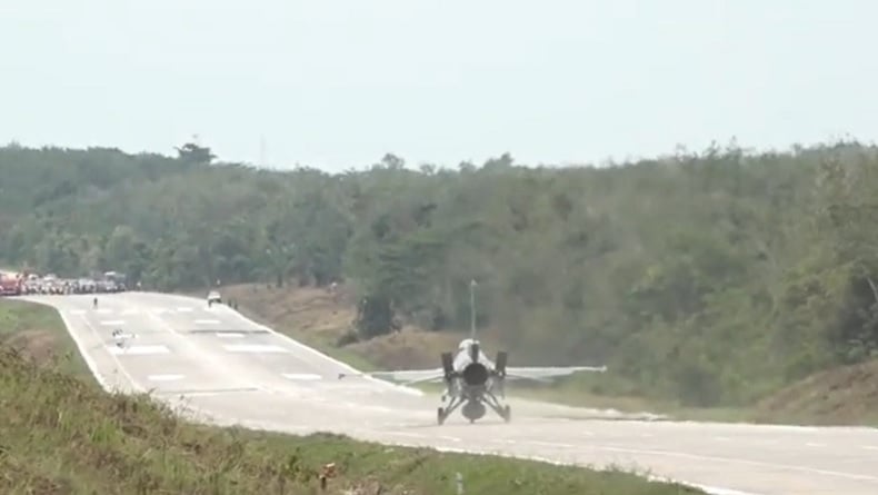 Pesawat Jet Tempur TNI AU Mendarat di Tol Trans Sumatera, F-16 dan Super Tucano