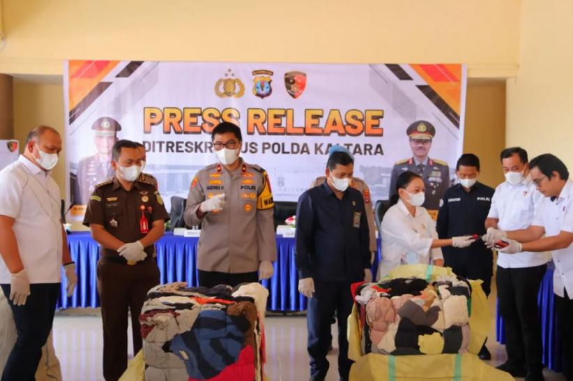 Polda Kaltara Ungkap Penyelundupan 55 Ballpress Pakaian Bekas Impor Ilegal