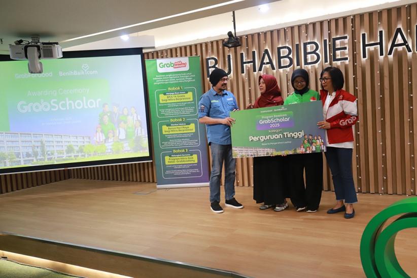 Ribuan Anak Mitra Pengemudi Ojol Terima Beasiswa - Bagian 6