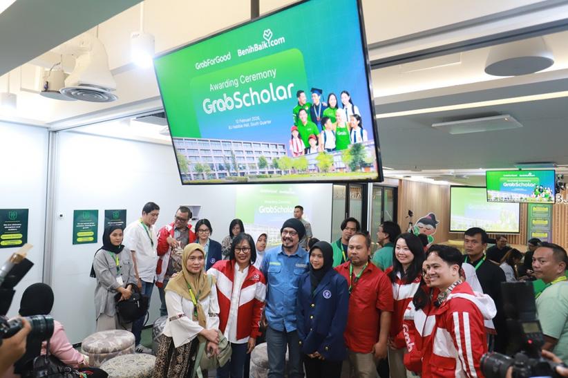 Ribuan Anak Mitra Pengemudi Ojol Terima Beasiswa - Bagian 5