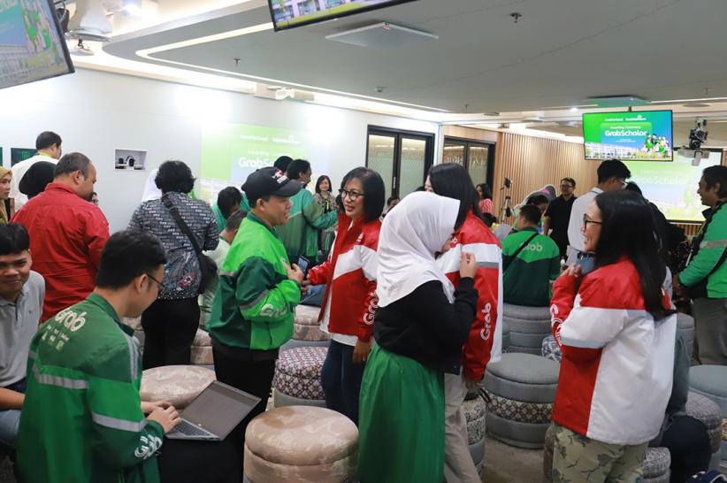 Ribuan Anak Mitra Pengemudi Ojol Terima Beasiswa - Bagian 3