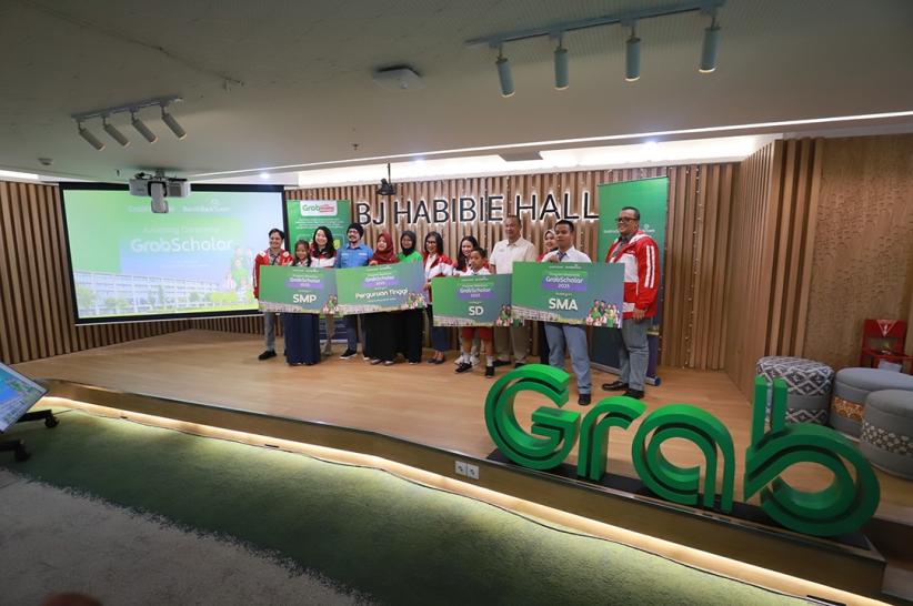 Ribuan Anak Mitra Pengemudi Ojol Terima Beasiswa - Bagian 7
