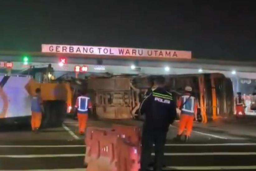 Kecelakaan Bus Pariwisata Terguling di Tol Waru Utama Surabaya, 12 Luka-luka
