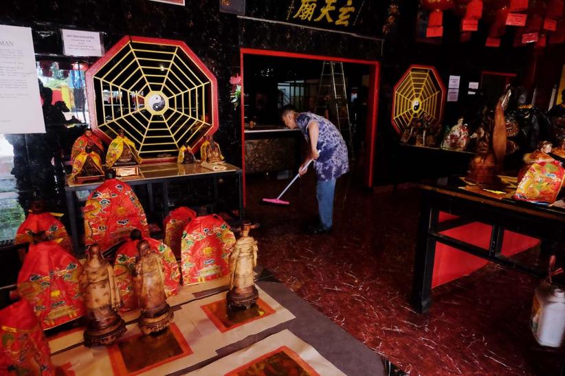 Bersih-Bersih Kelenteng Jelang Imlek - Bagian 4