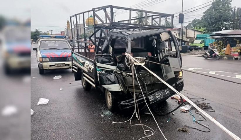 Kecelakaan di Makassar, Sopir Pikap Terjepit usai Tabrak Truk Tangki Mogok