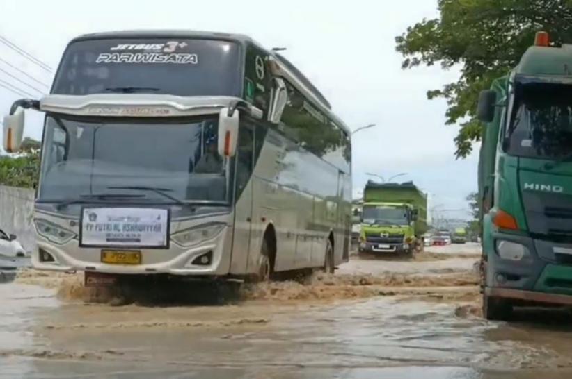 Jalan Pantura Kaligawe arah Demak-Semarang Terendam Banjir, Arus Lalu Lintas Tersendat