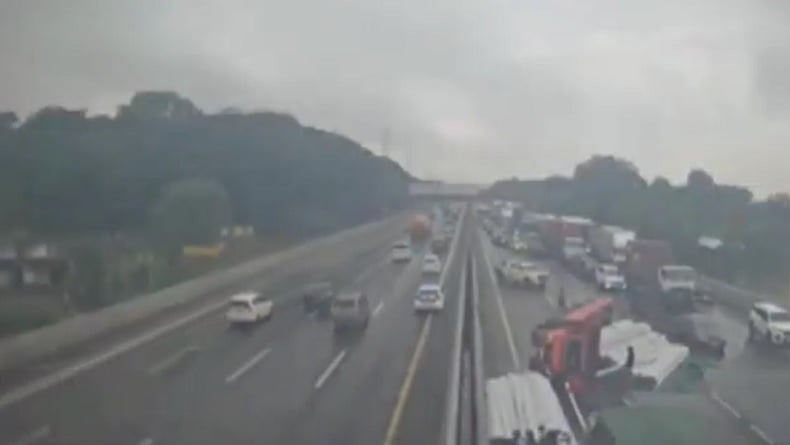 Truk Bermuatan Pipa Terguling di Tol Jakarta–Cikampek, Muatan Berserakan di Jalan