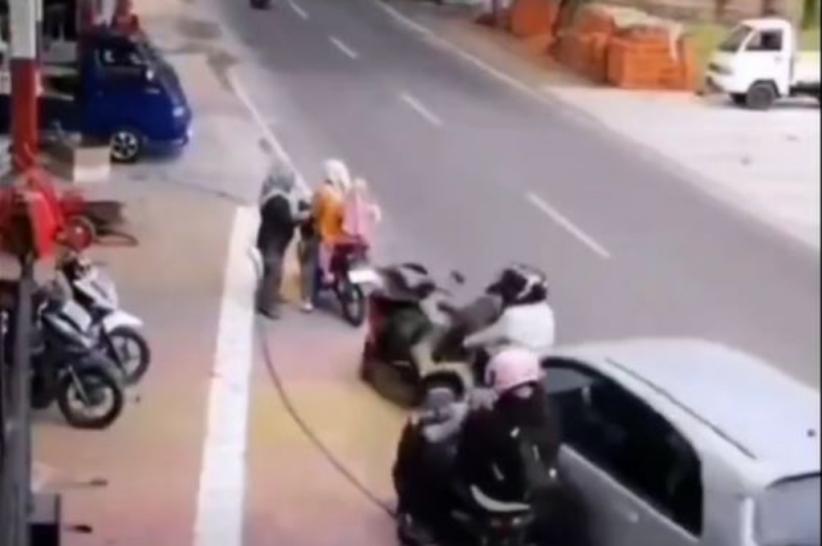 Viral Kecelakaan Minibus Hilang Kendali Tabrak 3 Pemotor di Cianjur, 7 Orang Luka-Luka