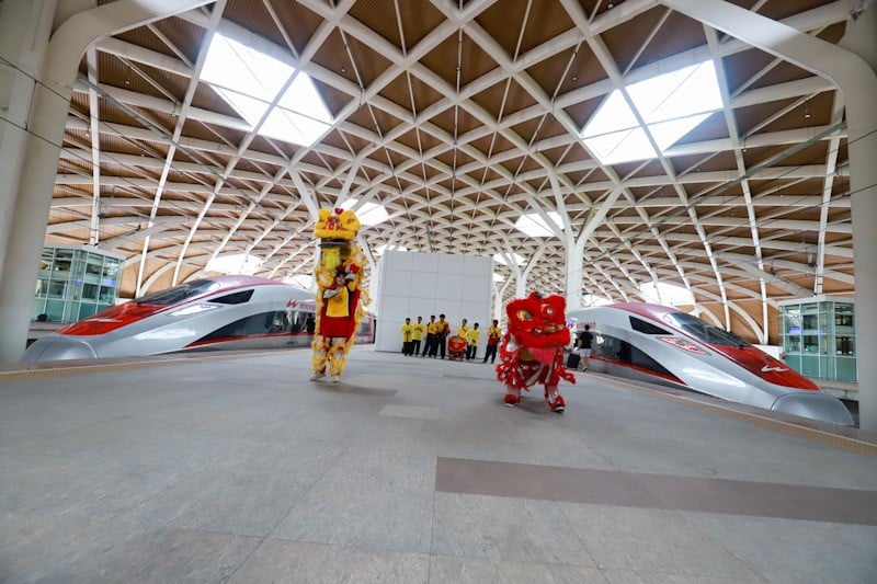 Aksi Dua Barongsai Hibur Penumpang Kereta Cepat Whoosh - Bagian 2