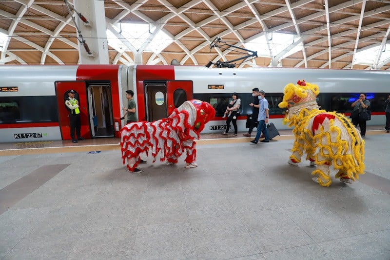 Aksi Dua Barongsai Hibur Penumpang Kereta Cepat Whoosh - Bagian 4