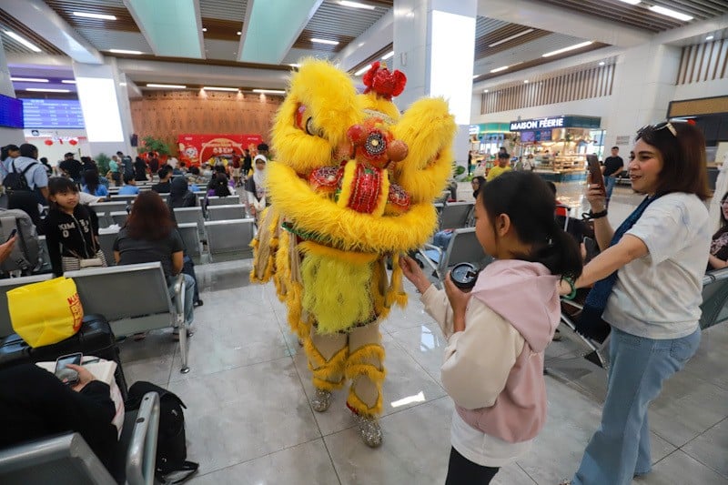 Aksi Dua Barongsai Hibur Penumpang Kereta Cepat Whoosh - Bagian 5
