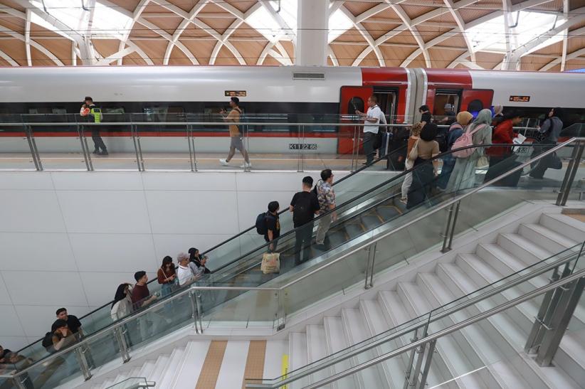 120 Ribu Penumpang Naik Whoosh Selama Libur Panjang Imlek - Bagian 3