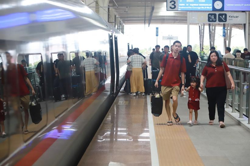120 Ribu Penumpang Naik Whoosh Selama Libur Panjang Imlek - Bagian 2