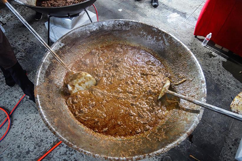 Potret Para Seniman Memasak Rendang untuk Korban Bencana Sumatera - Bagian 3