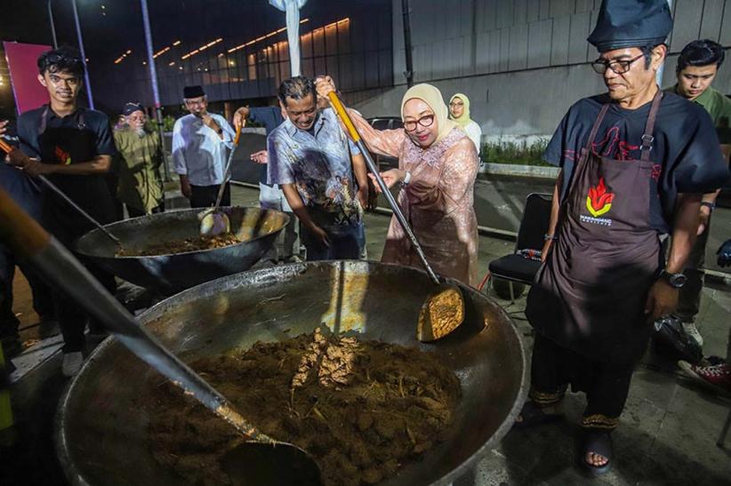 Potret Para Seniman Memasak Rendang untuk Korban Bencana Sumatera - Bagian 6