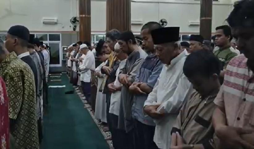 Muhammadiyah Mulai Puasa Besok, Ratusan Jemaah di Bekasi Salat Tarawih Malam Ini